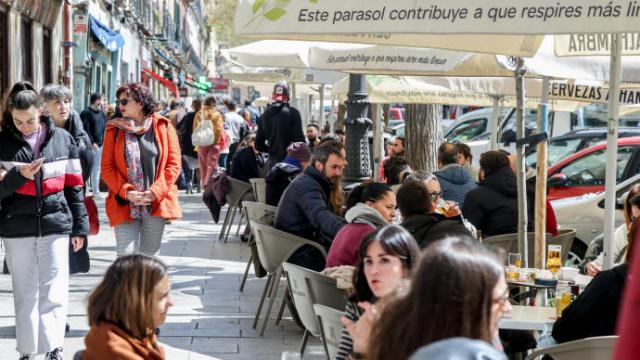 Varias personas sentadas en una terraza.