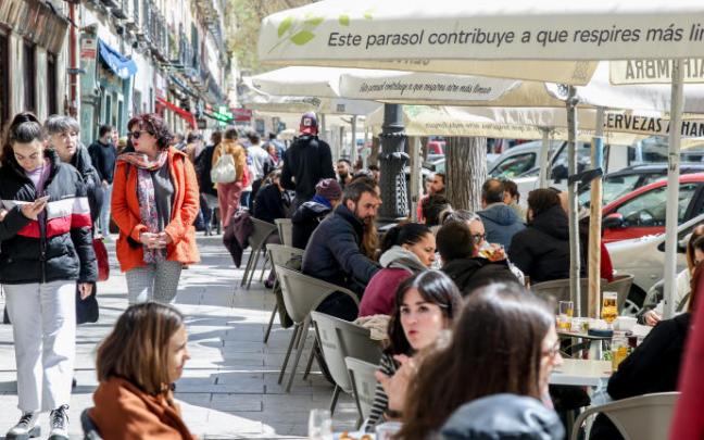 Varias personas sentadas en una terraza.