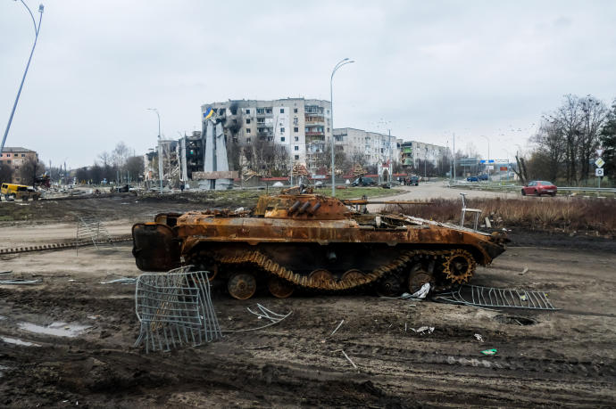 Tanque ruso destruído en la Plaza Mayor de Borodianka (Ucrania).