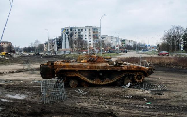 Tanque ruso destruído en la Plaza Mayor de Borodianka (Ucrania). Tanque ruso destruído en la Plaza Mayor de Borodianka (Ucrania).
