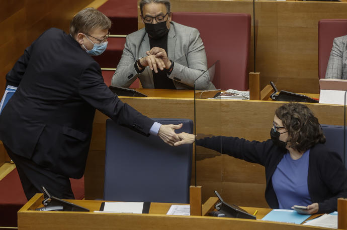 El president de la Generalitat valenciana, Ximo Puig y la vicepresidenta Mónica Oltra, se dan la mano durante una sesión de control de les Corts.