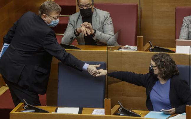 El president de la Generalitat valenciana, Ximo Puig y la vicepresidenta Mónica Oltra, se dan la mano durante una sesión de control de les Corts. El president de la Generalitat valenciana, Ximo Puig y la vicepresidenta Mónica Oltra, se dan la mano durante una sesión de control de les Corts.