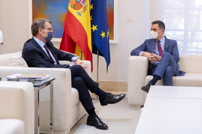 Sánchez recibe por primera vez al nuevo presidente del PP, Alberto Núñez Feijóo.