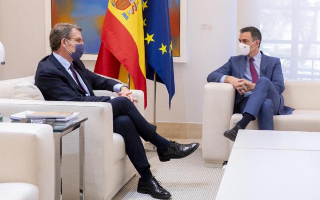 Sánchez recibe por primera vez al nuevo presidente del PP, Alberto Núñez Feijóo.