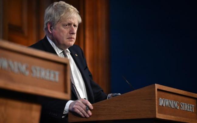 Johnson reconoció que el Partido Conservador pasó una "noche difícil" tras conocer los primeros resultados. Johnson reconoció que el Partido Conservador pasó una "noche difícil" tras conocer los primeros resultados.