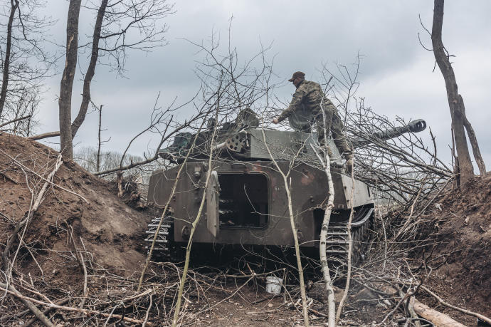 Soldado ucraniano cobre un tanque en el Donbás (Ucrania).