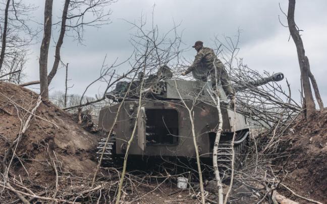 Soldado ucraniano cobre un tanque en el Donbás (Ucrania). Soldado ucraniano cobre un tanque en el Donbás (Ucrania).