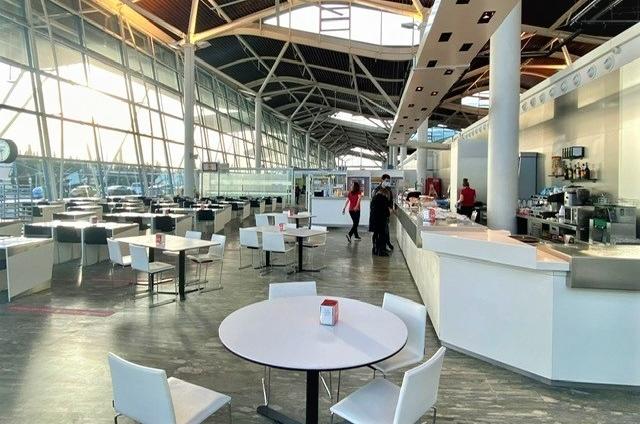 Imagen de la cafetería de un aeropuerto.