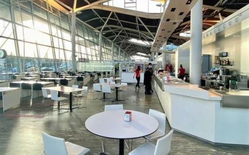 Imagen de la cafetería de un aeropuerto.