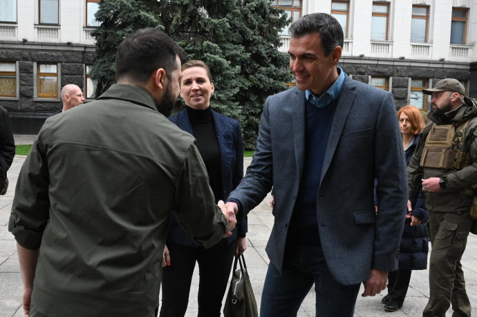 Pedro Sánchez saluda al presidente de Ucrania, Volodimir ZelenskI, durante su visita a Ucrania.