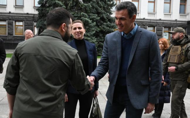 Pedro Sánchez saluda al presidente de Ucrania, Volodimir ZelenskI, durante su visita a Ucrania.