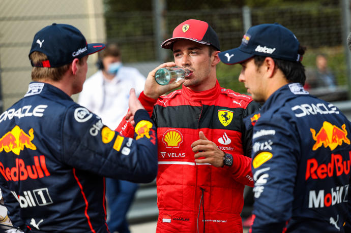 Los pilotos de F1 Charles Leclerc (c), Max Verstappen (izq.) y Sergio 'Checo' Pérez (der.).