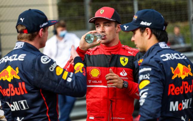 Los pilotos de F1 Charles Leclerc (c), Max Verstappen (izq.) y Sergio 'Checo' Pérez (der.). Los pilotos de F1 Charles Leclerc (c), Max Verstappen (izq.) y Sergio 'Checo' Pérez (der.).
