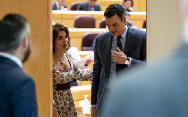 La ministra de Hacienda, María Jesús Montero y el presidente del Gobierno español, Pedro Sánchez.