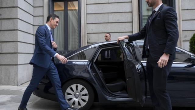 Sánchez entra en su vehículo tras participar en una sesión plenaria.