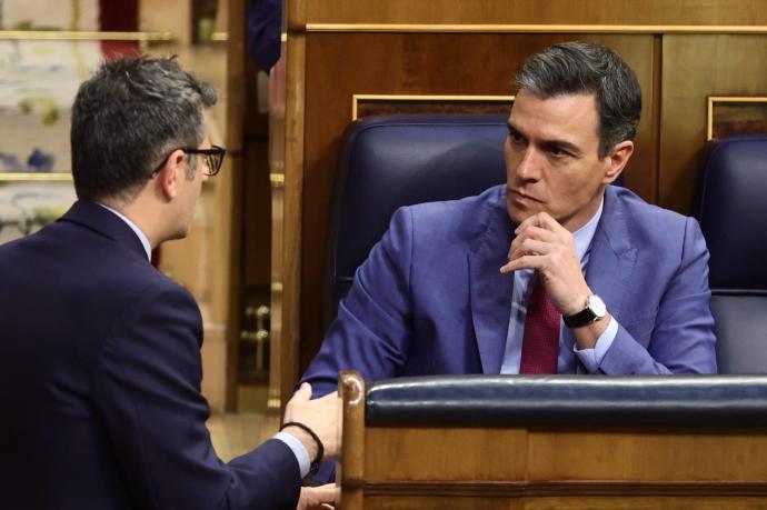 El ministro de la Presidencia, Félix Bolaños, y el presidente del Gobierno español, Pedro Sánchez.