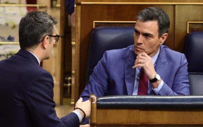 El ministro de la Presidencia, Félix Bolaños, y el presidente del Gobierno español, Pedro Sánchez.