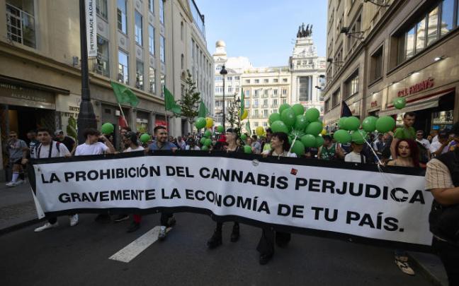 Marcha para la legalización del cannabis en Madrid. Marcha para la legalización del cannabis en Madrid.