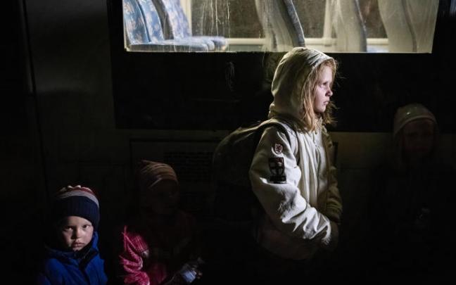 Una niña y sus hermanos viajan de Mariupol a Zaporizhia en una evacuación realizada por Cruz Roja. Una niña y sus hermanos viajan de Mariupol a Zaporizhia en una evacuación realizada por Cruz Roja.