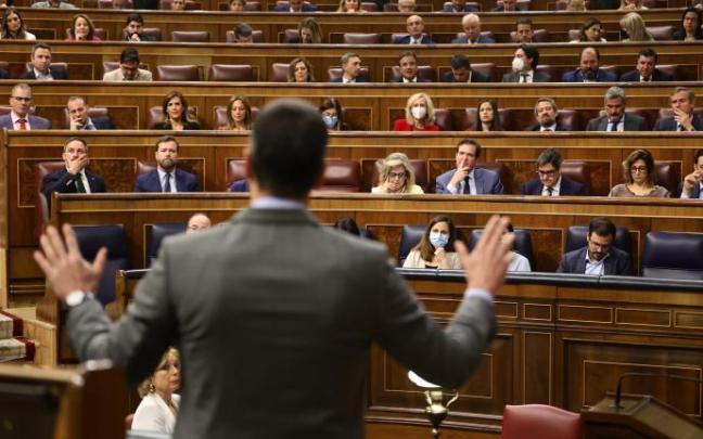 El presidente del Gobierno español, Pedro Sánchez, interviene en una sesión de control.