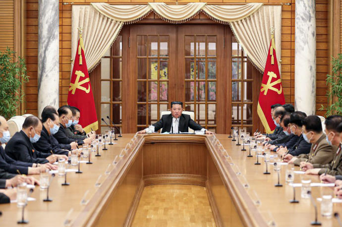 El líder norcoreano Kim Jong-un (C) preside una reunión.