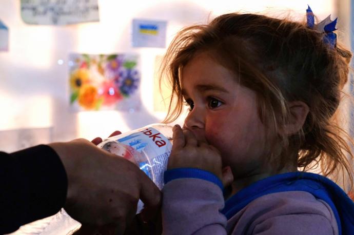 Una niña de Mariúpol en el centro para personas desplazadas de Zaporizhia.