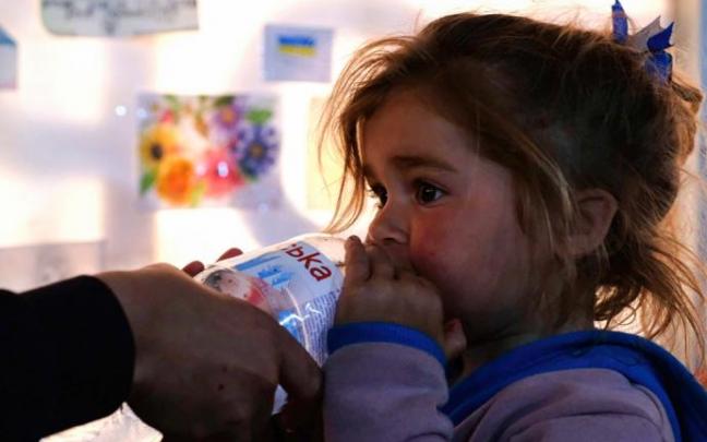 Una niña de Mariúpol en el centro para personas desplazadas de Zaporizhia.