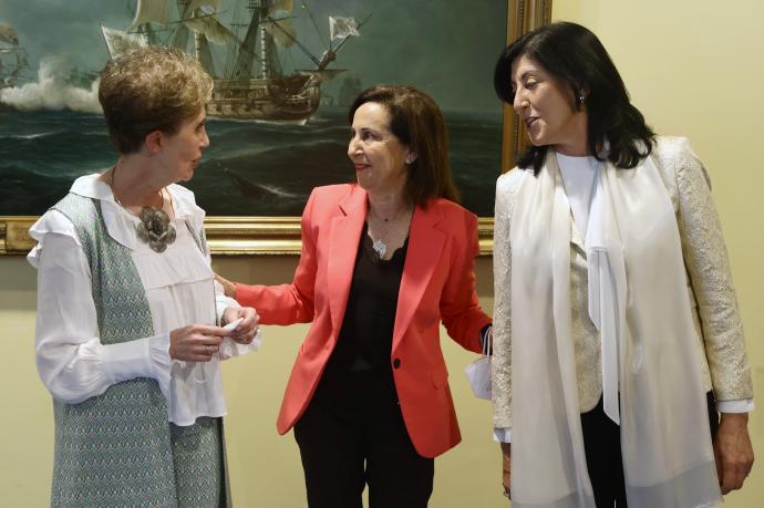 La exdirectora del CNI, Paz Esteban; la ministra de Defensa, Margarita Robles y la nueva directora del CNI, Esperanza Casteleiro.