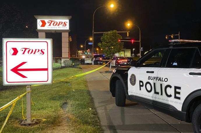 Agentes de la Policía tras un tiroteo en Buffalo, Nueva York.