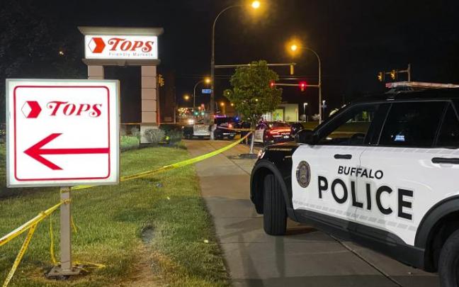 Agentes de la Policía tras un tiroteo en Buffalo, Nueva York.