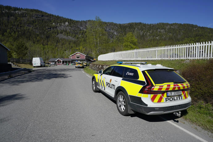 Vehículos policiales en la zona del ataque en Noruega.