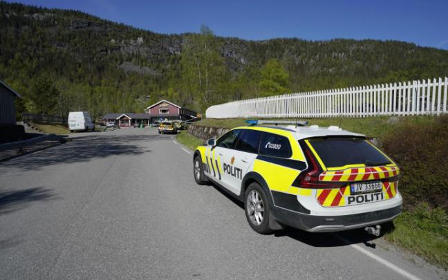 Vehículos policiales en la zona del ataque en Noruega. Vehículos policiales en la zona del ataque en Noruega.