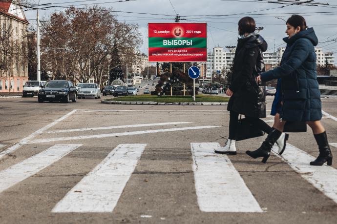 Unas mujeres pasean por Tiráspol, Transnistria.