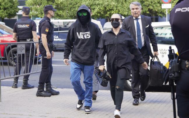 Francisco Javier García, conocido como 'El Cuco', y su madre, Rosalía García. Francisco Javier García, conocido como 'El Cuco', y su madre, Rosalía García.