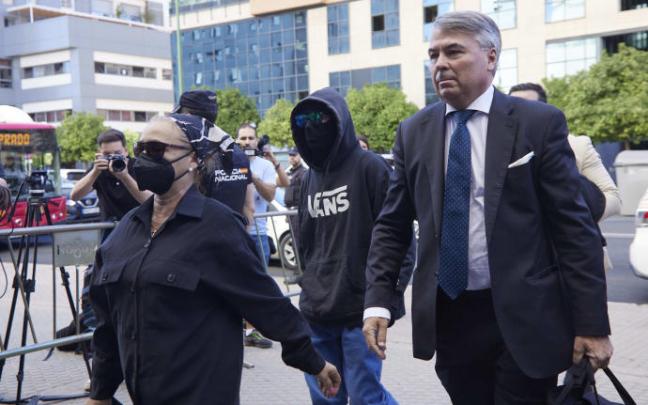 Francisco Javier García, conocido como 'El Cuco', y su madre, Rosalía García, llegan a los juzgados. Francisco Javier García, conocido como 'El Cuco', y su madre, Rosalía García, llegan a los juzgados.