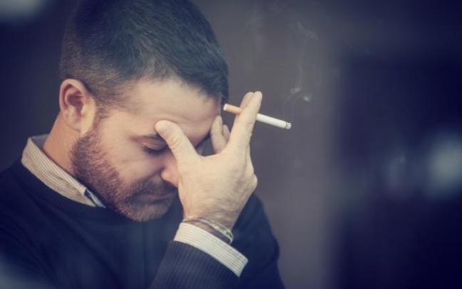 Hombre fumando. Fumador. Hombre fumando. Fumador.