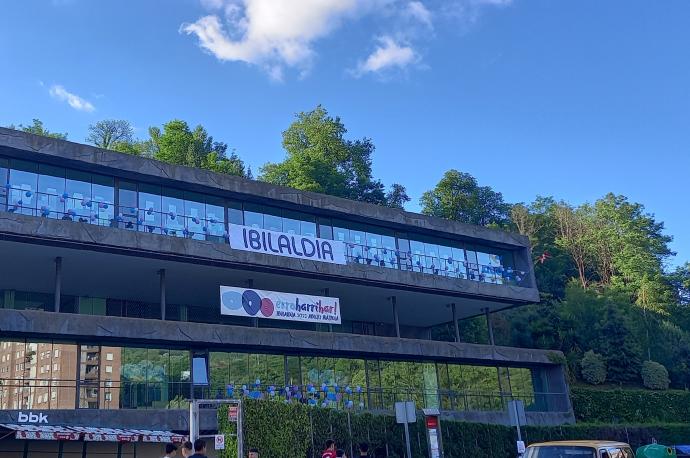 Celebración de la fiesta Ibilaldia organizada por Ikastola Abusu en el barrio de La Peña en Bilbao