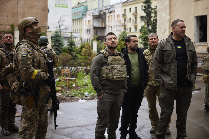 Zelenski recorre los edificios residenciales destruidos por las tropas rusas en la región de Kharkiv.