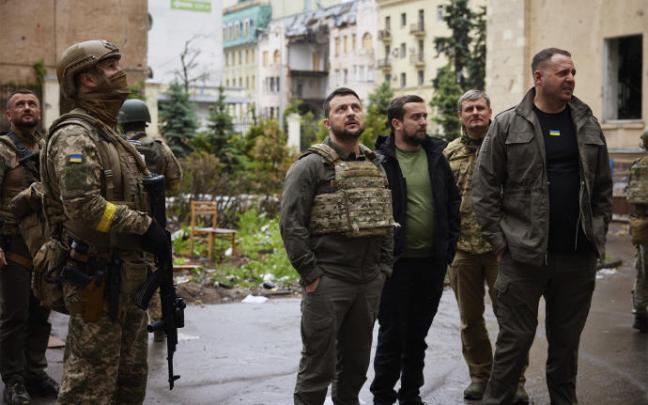 Zelenski recorre los edificios residenciales destruidos por las tropas rusas en la región de Kharkiv.