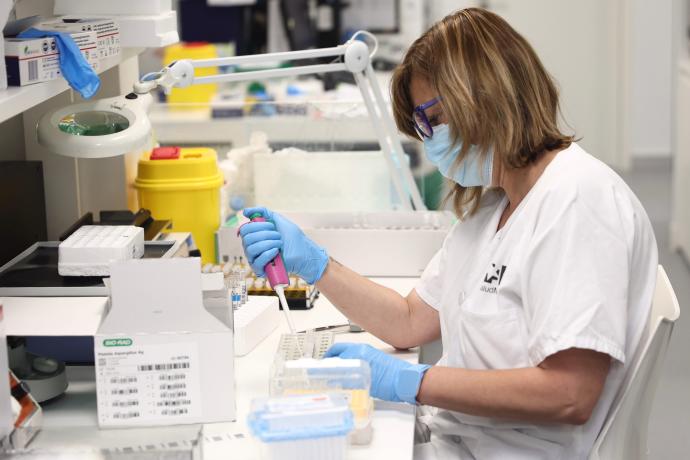 Técnico de laboratorio trabaja con pruebas PCR para detectar casos de "monkeypox".