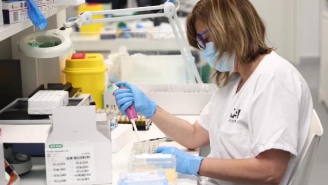 Técnico de laboratorio trabaja con pruebas PCR para detectar casos de "monkeypox".