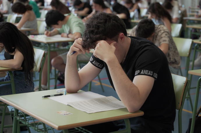 Un estudiante realiza uno de los exámenes de la EBAU del curso académico 2021-2022.