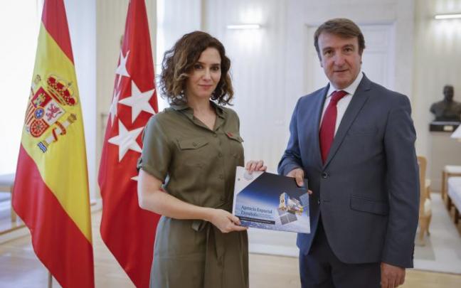 La presidenta de la Comunidad de Madrid, Isabel Díaz Ayuso y el alcalde de Tres Cantos, Jesús Moreno.