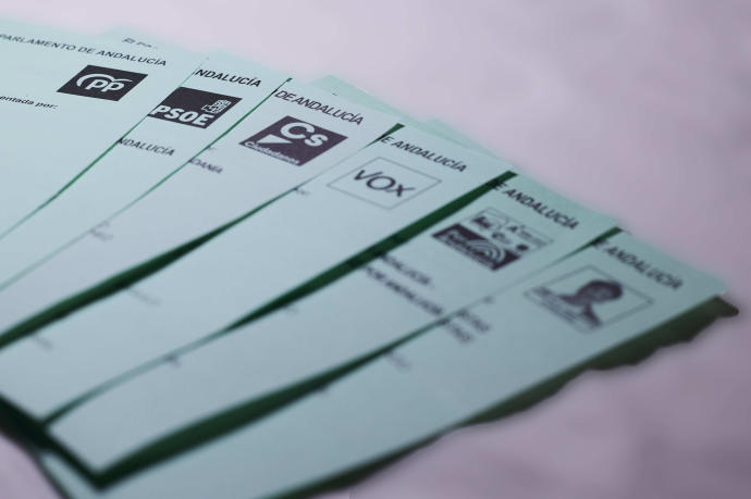 Elecciones en Andalucía: detalle de las papeletas de los partidos políticos.