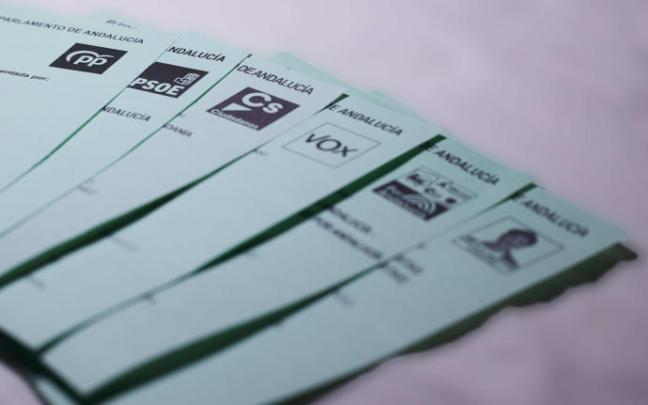 Elecciones en Andalucía: detalle de las papeletas de los partidos políticos. Elecciones en Andalucía: detalle de las papeletas de los partidos políticos.