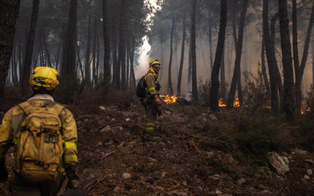 Bomberos trabajan en la extinción del incendio en la Sierra Culebra. Bomberos trabajan en la extinción del incendio en la Sierra Culebra.