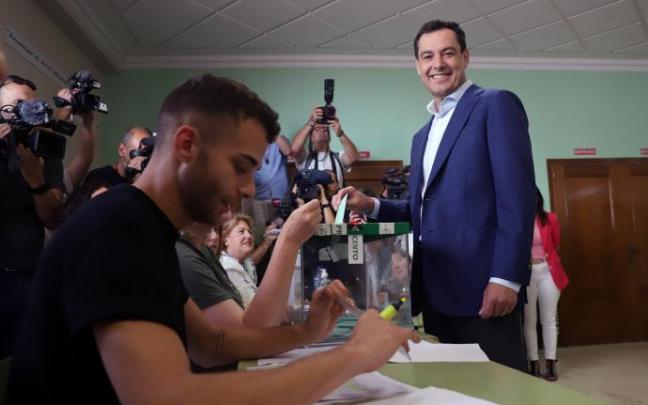 El presidente del PP-A y candidato a la Presidencia de la Junta, Juanma Moreno, acude a votar con motivo de las elecciones andaluzas. El presidente del PP-A y candidato a la Presidencia de la Junta, Juanma Moreno, acude a votar con motivo de las elecciones andaluzas.