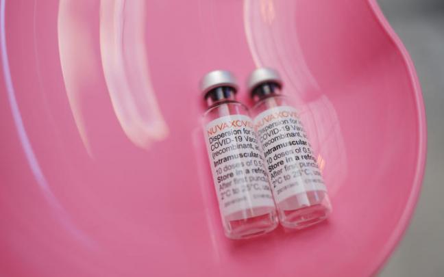 Dos viales de la vacuna de Novavax contra el coronavirus. Dos viales de la vacuna de Novavax contra el coronavirus.