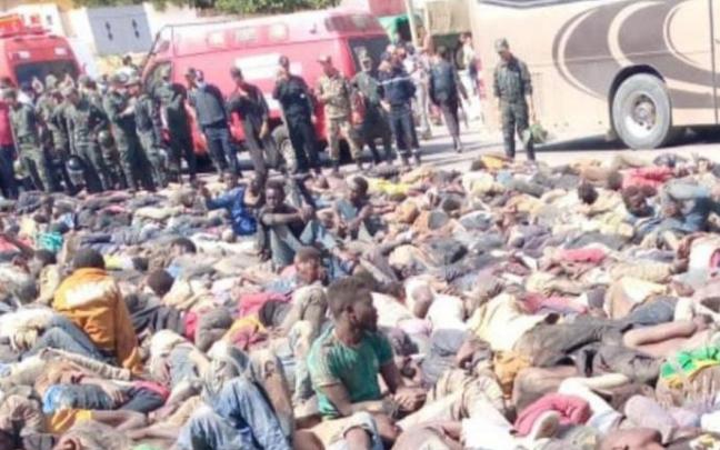 Imagen en la que puede verse a los migrantes subsaharianos, tras los enfrentamientos con la Policía de Marruecos