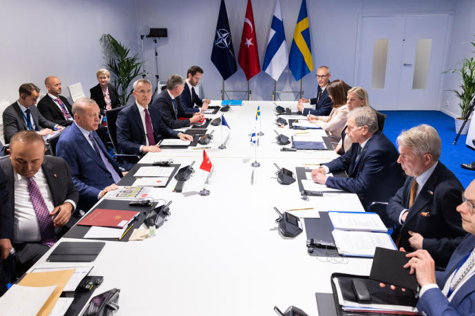 Los presidentes de Turquía y Finlandia, junto con representantes de Suecia, se reúnen con el Secretario General de la OTAN, Jens Stoltenberg.